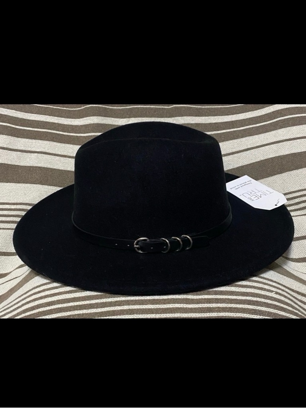 Black fedora with ring buckle accent